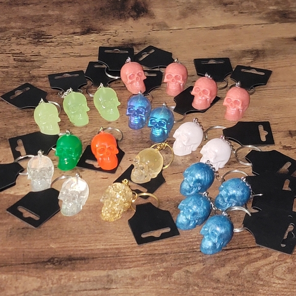 Skull Keychain Resin Handmade Spooky Halloween Tons Of Colors U Choose - Picture 4 of 4